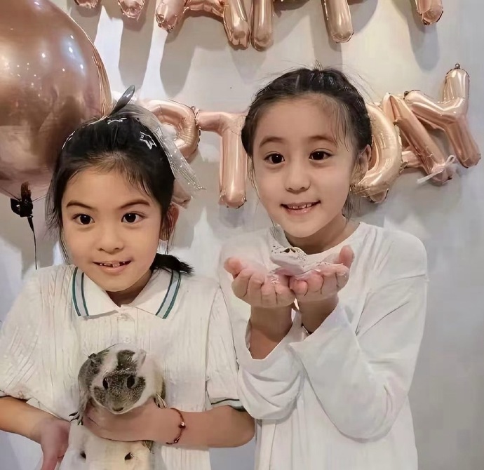 贾静雯晒小女儿8岁庆生照，牙齿不整齐需矫正，但眼睛好大像妈妈​​​