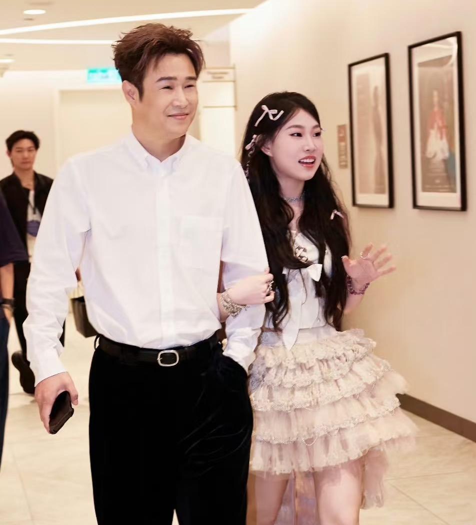 自己掏钱，开了个公司，旗下就一个艺人：他闺女。都知道小沈阳当年靠春晚火