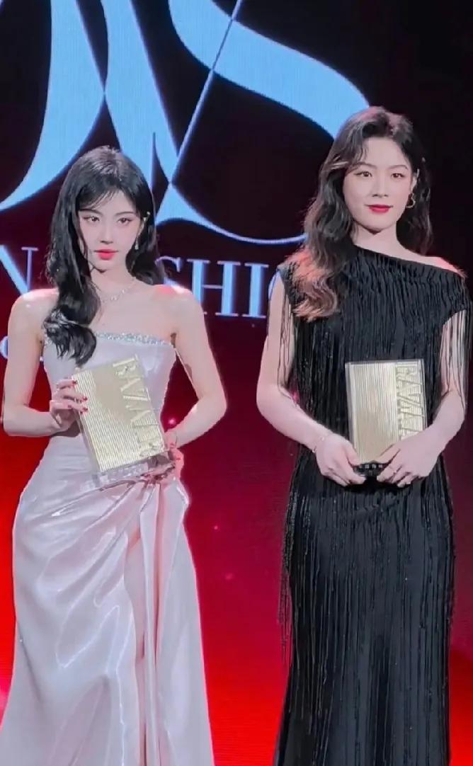 鞠婧祎、陈丽君芭莎同框照一出，网友直接吵翻！左边鞠婧祎被吐槽“肩膀直角肩打得太夸