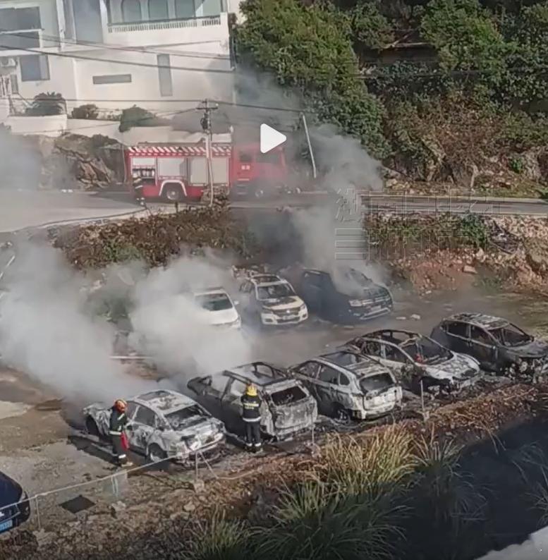 阿维塔停车场内着火殃及7辆车我比较关心的是一辆车着火竟然殃及了7辆车，这个危害面