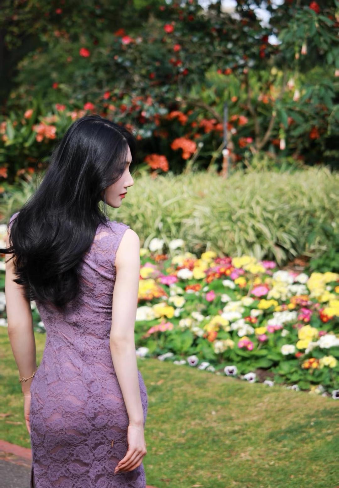 优雅紫色蕾丝裙，漫步花海间，感受自然的美好。