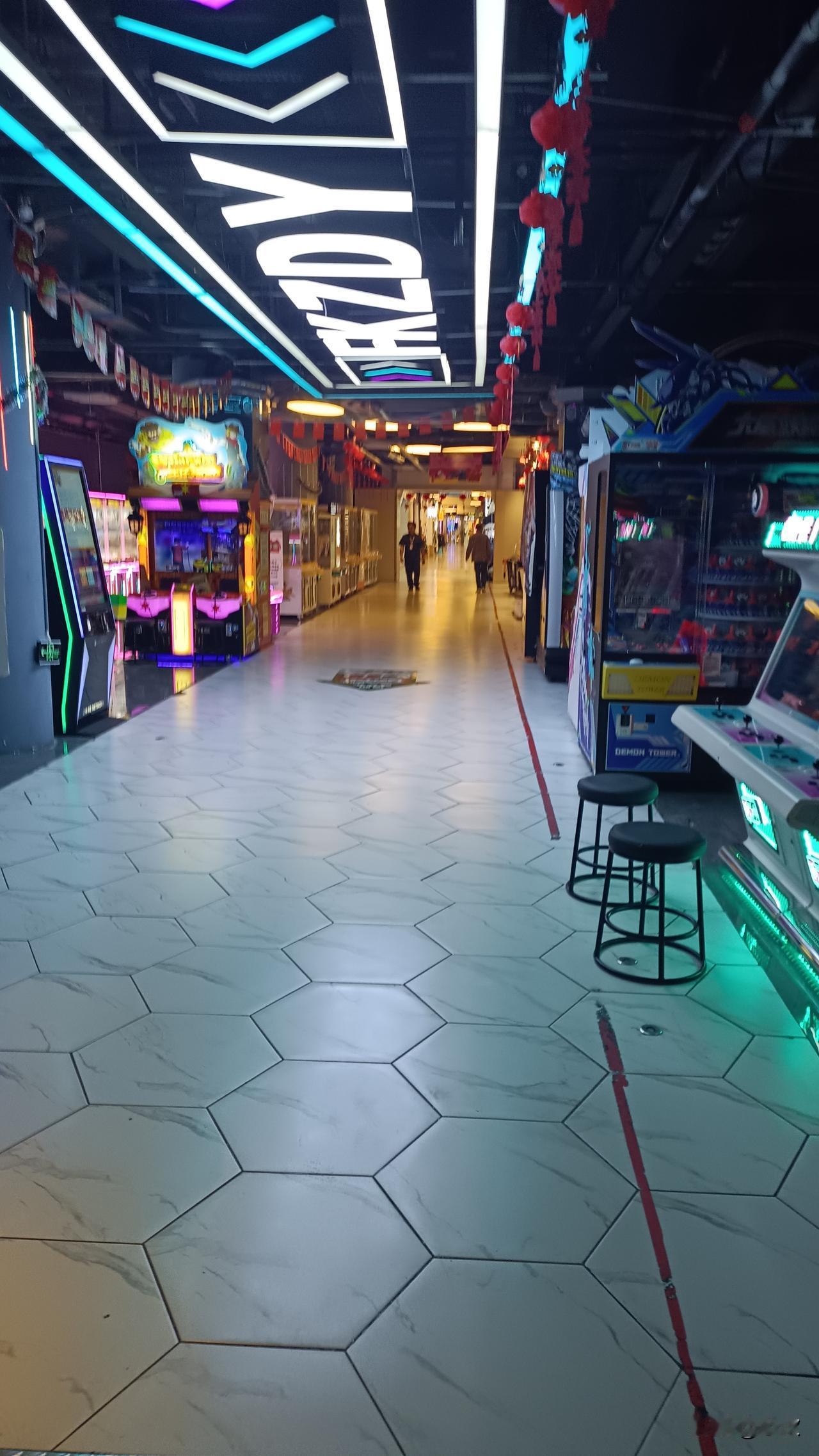 南宁朝阳广场地下商城确实没了以前的繁荣劲。想当年，这里人挤人，店铺一家挨一家，卖