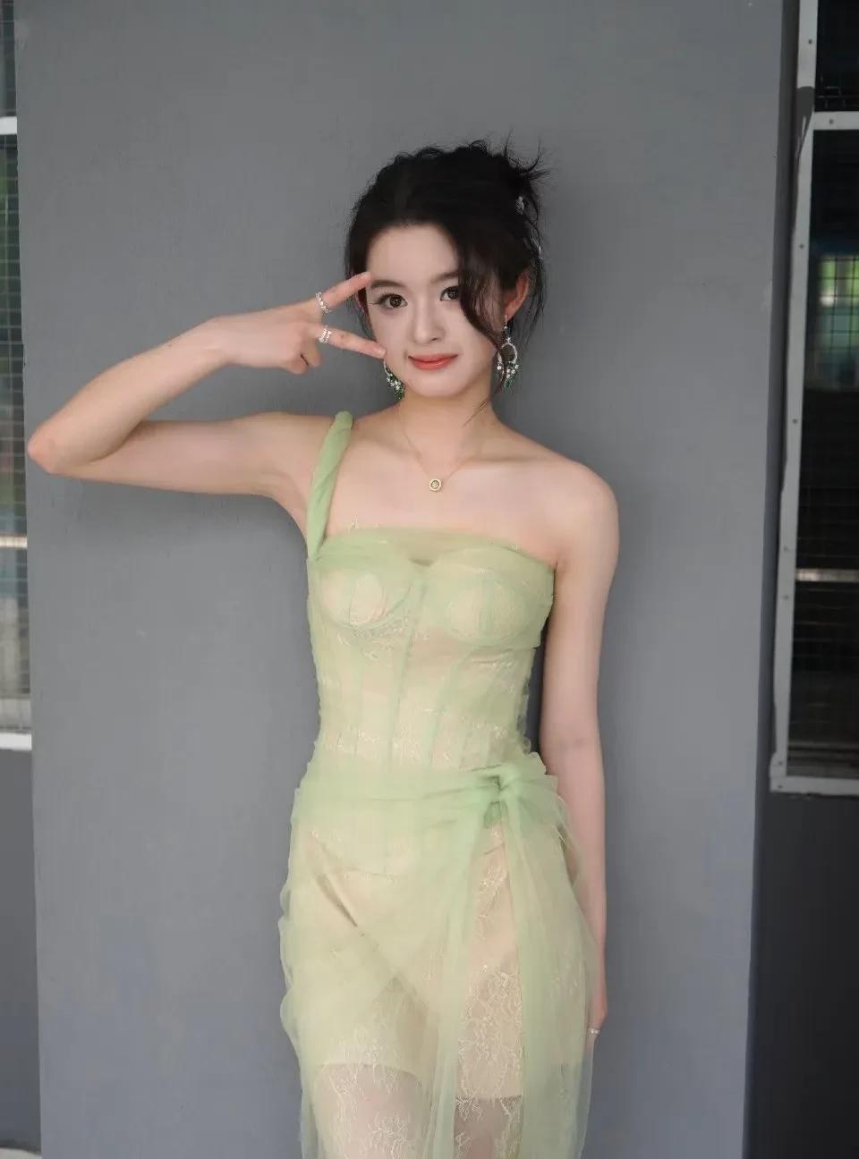 合着这么多年楚乔传2一直不拍就是为了等黄杨钿甜长大！结果现在她都出这么大