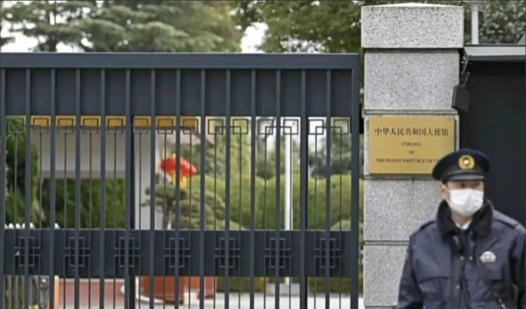 中国驻日本大使馆代表中国政府，以史无前例的言辞，严厉警告日本，不要在二战胜利暨中