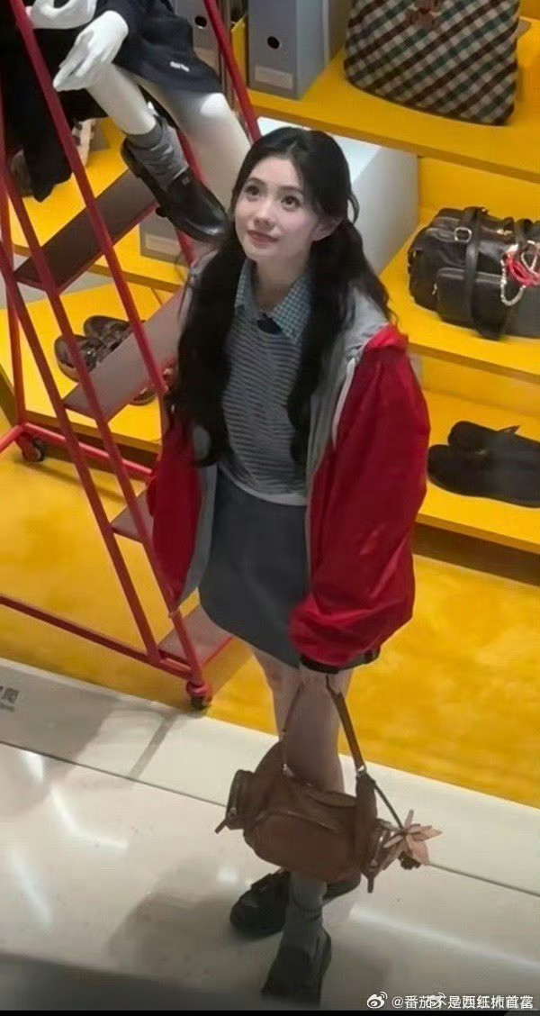 刘浩存好明媚刘浩存站在那就能吸粉​​​