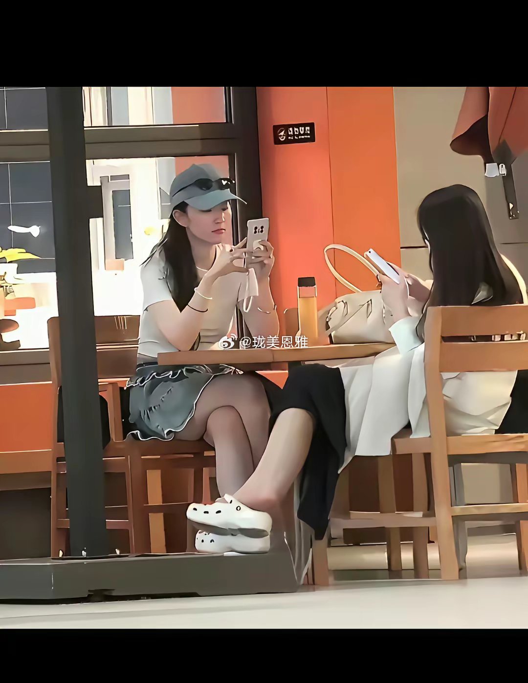 没想到私下里她竟这么低调逛街累了路边咖啡店随便一坐！​​​