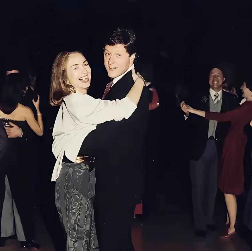 这对璧人当年看着真叫一个般配啊！你看那时候的克林顿和希拉里，搂着腰笑得那叫一个甜