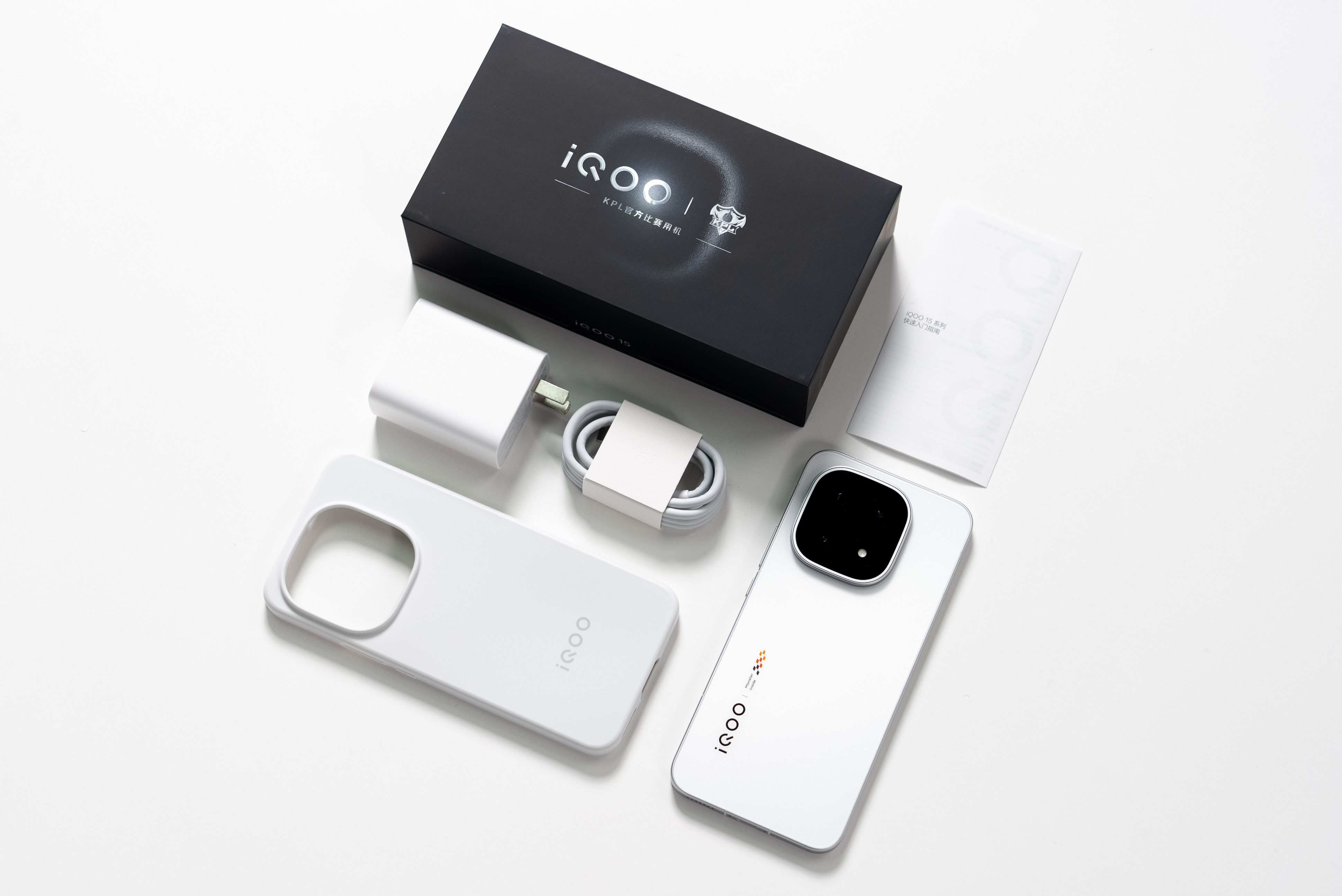 iQOO15传奇版来了！iQOO系列经典的三色纹logo在这台机器上得