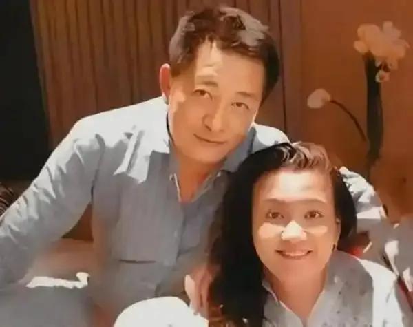 汪小菲父亲对马晓梅的态度是这样的　　张兰当年年轻的时候不仅仅是能力超凡而且还是