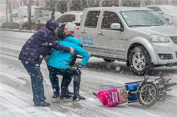 好人做好事有错吗。这是一个真实的事，因为我们住塬上回家步行爬三个坡，所以对老