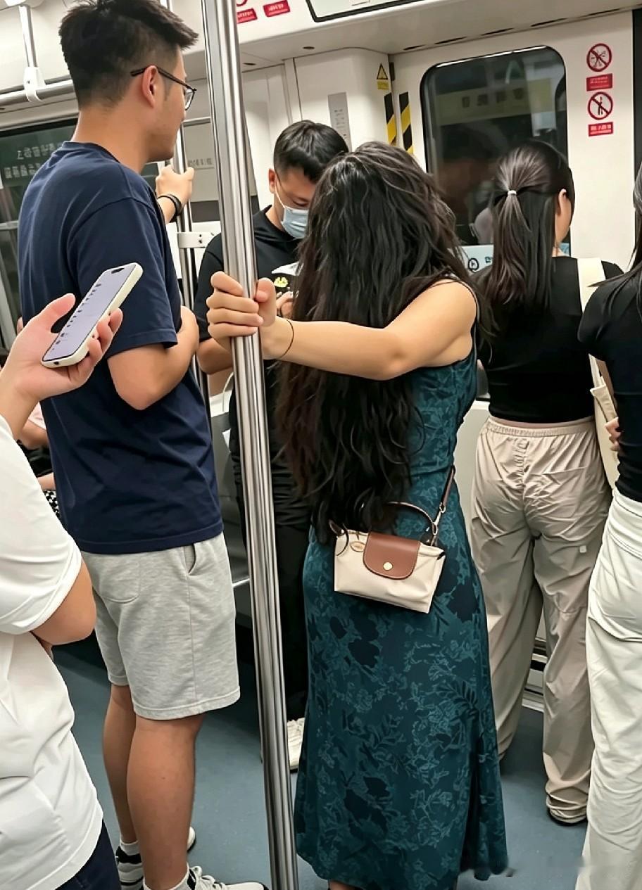 地铁车厢抓拍的一幕，第一眼很容易产生错觉。不仔细端详根本看不出门道，不少网友看完