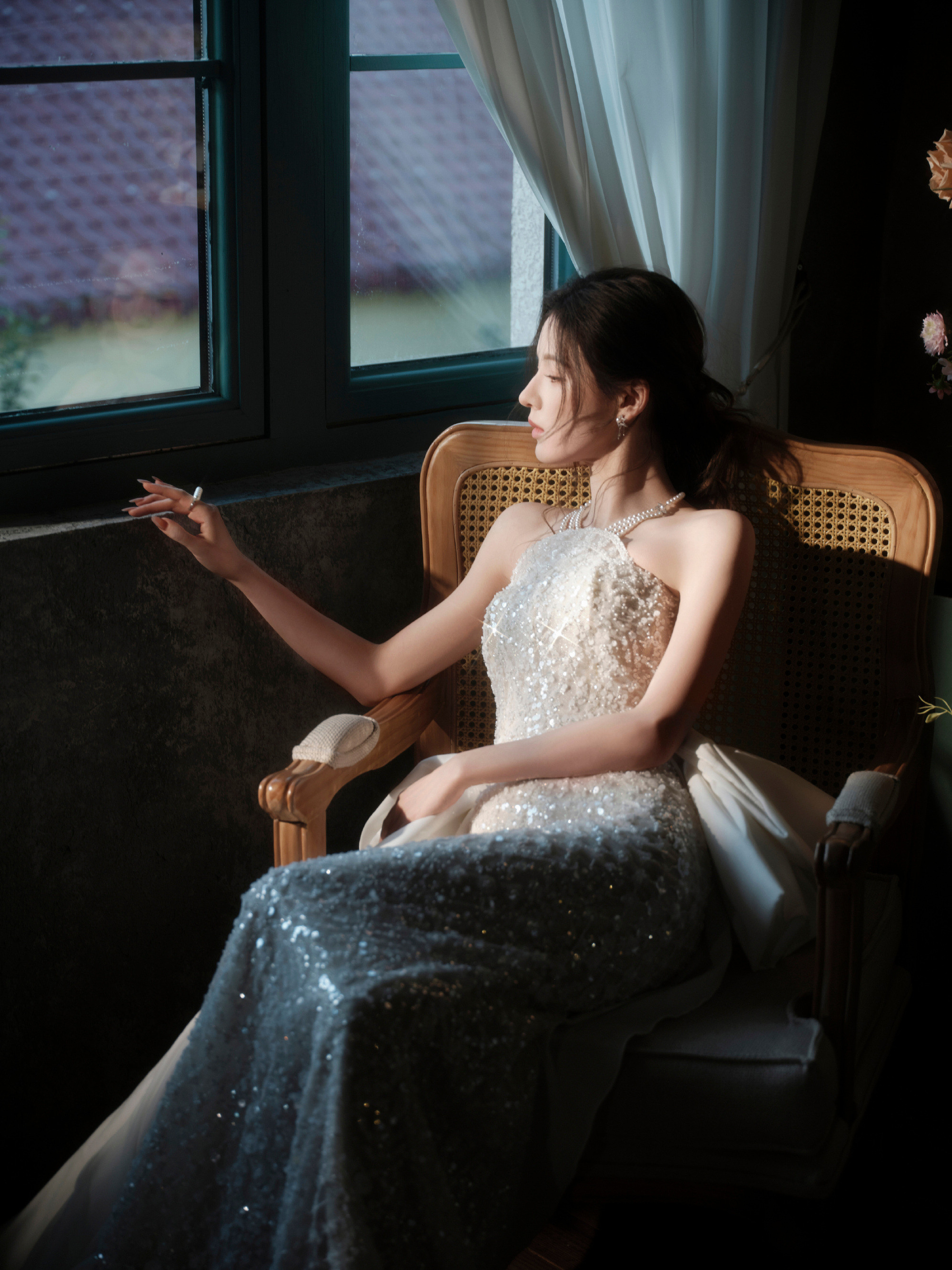 张予曦，一袭银色蕾丝裙，治愈美好。张予曦