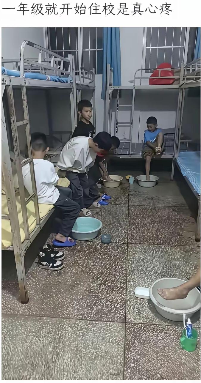看到这一幕我只能说，家长太不负责任了！把本属于家长的责任，转移给了孩子，还美其