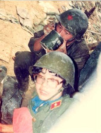 壮举！1986年，23岁女护士刘亚玲向单位谎称休探亲假，孤身奔赴炮火连天的老