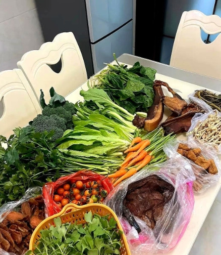 老公一家太没人情味了，我爸妈是农民，每个星期都会从家里拿一些蔬菜水果给我，我每个