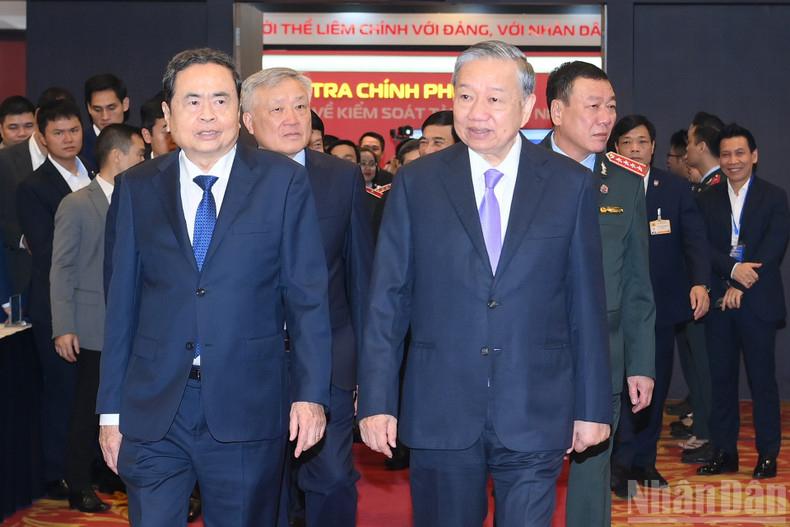 不讲究！陈青敏甚至都走到了苏林前面去了。实际上，在越南政坛，合影和走路是一门艺术