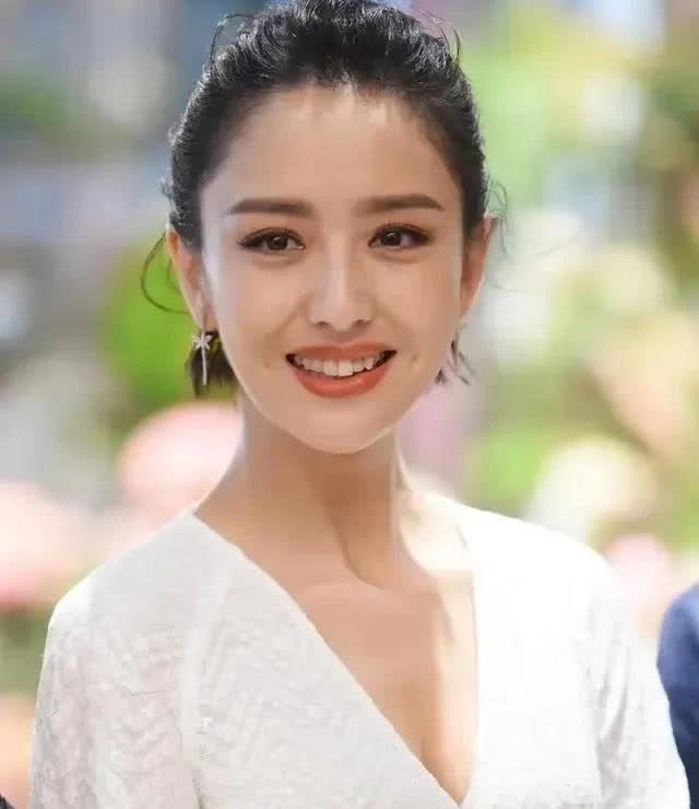 佟丽娅和陈思成离婚那会儿，大家都觉得是男方花心，亚姐气不过才分的手。其实圈里人都