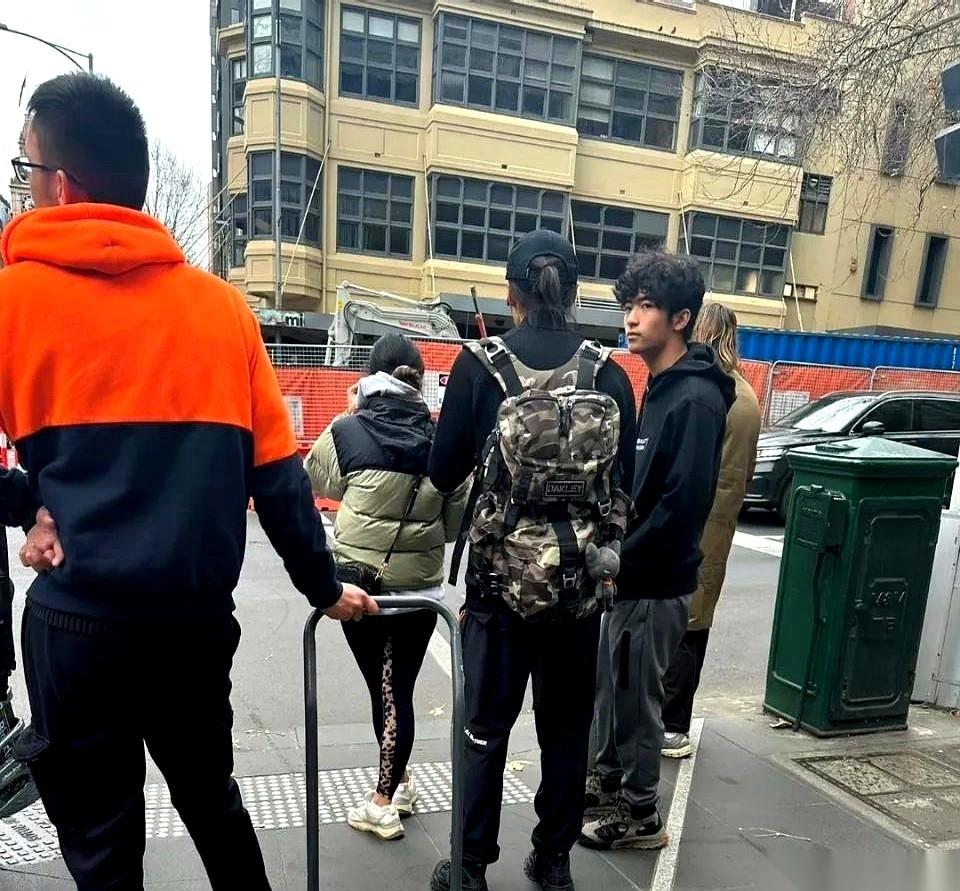 澳洲街头，谢霆锋跟他大儿子卢卡斯并排走着。一个抓拍镜头，父子俩身高几乎齐平了，
