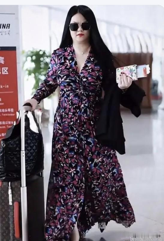 李湘本身就自带那种贵气劲儿，平时就爱穿长裙，各种各样的长裙往身上一裹，那叫一个优