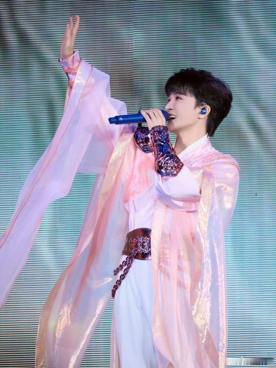 周深发长文刚从香港演唱会的感动里走出来，又被周深的长文戳中泪点，字字句句都是真