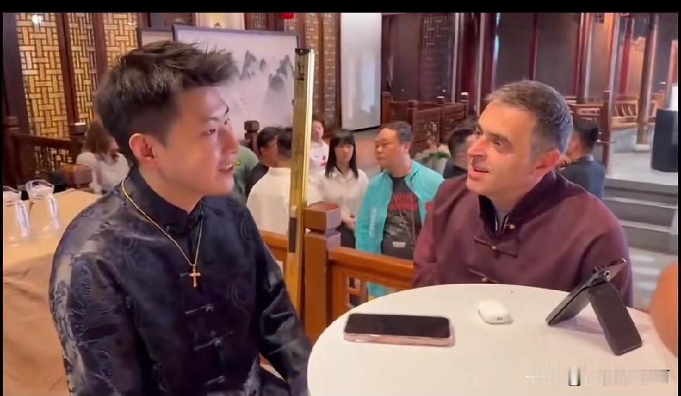赵心童用中国美食“勾引”奥沙利文。赵心童问奥沙利文有时间没？奥沙利文:呃！