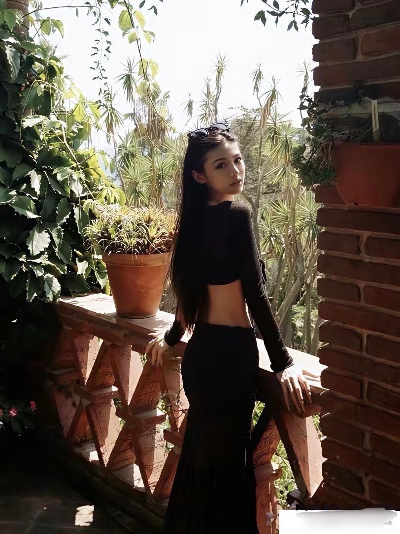 汪峰大女儿近照，小苹果今年21岁了，真是随了亲妈葛荟婕的身材，高挑纤瘦颇有超模范