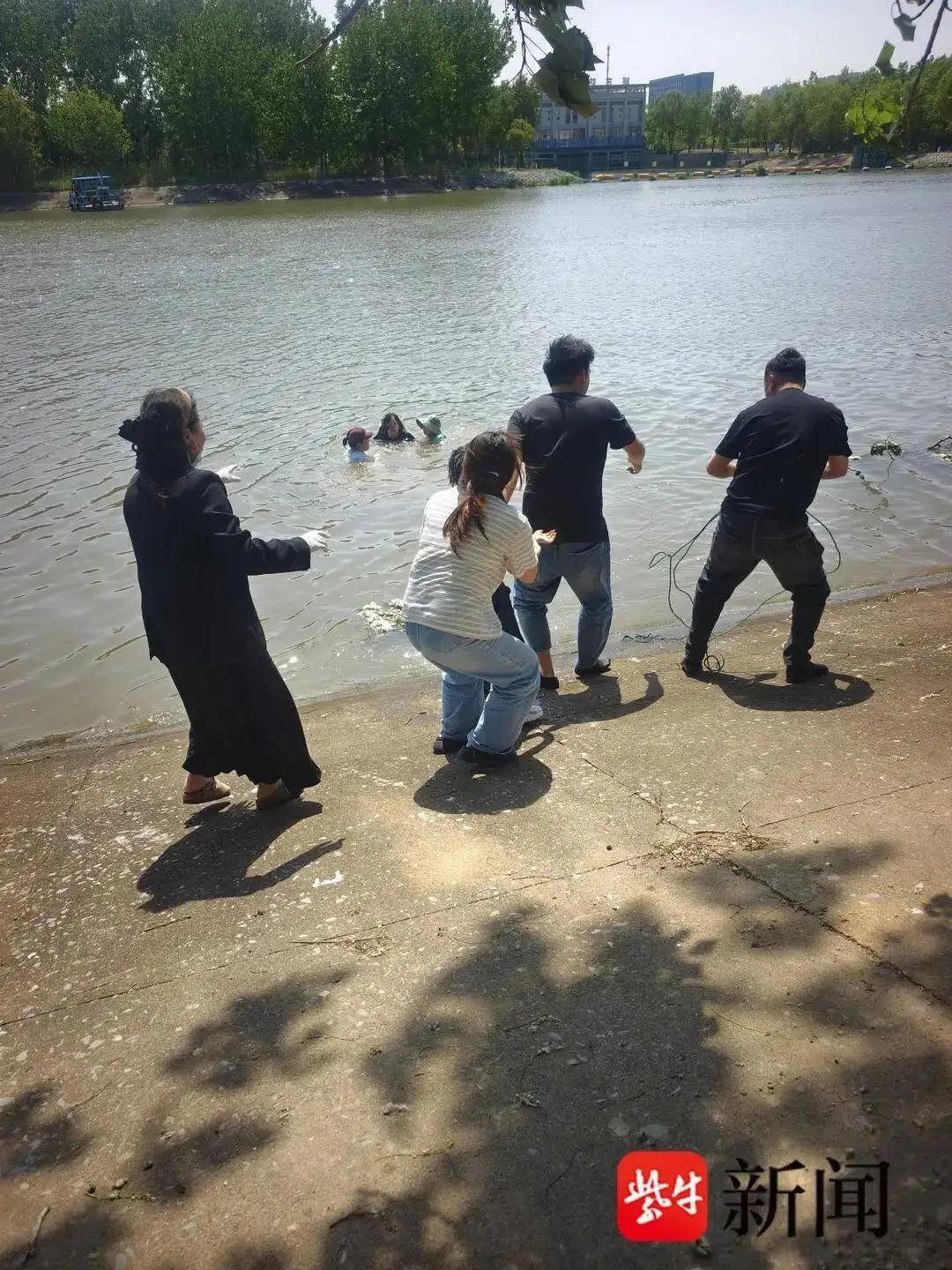 “白眼狼！”江苏盐城，一男子和妹妹在露营地烧烤，救了1男1女，2个小孩4名落水者