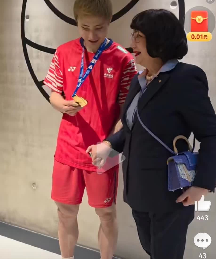 石头哥把金牌戴到世界羽联主席脖子上！混得好是有道理的，世界羽联主席巴达玛可是偏爱
