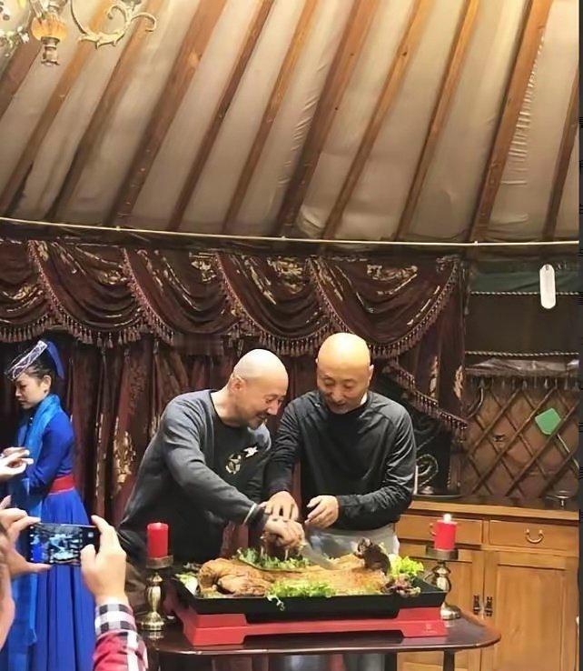 腾格尔：老陈，你还记得2000年那会儿吗？咱俩可都栽了大跟头陈佩斯：（苦笑）