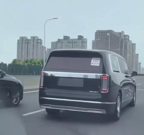 这台尊界V800，把“尊”字写脸上了无伪装路测照一出，尊界V800这气场确实