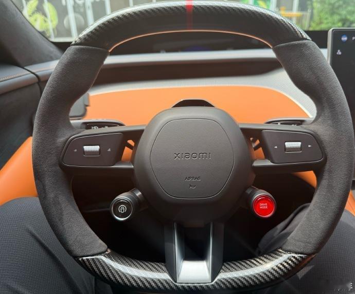 有一说一，这碳纤维饰板和方向盘是真的香。