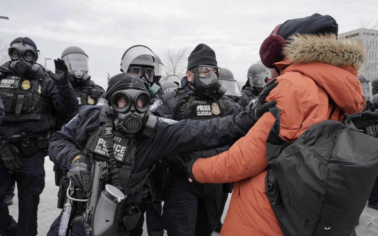 这事要是发生在伊朗，美军的导弹都已经到了，可是发生在美国，什么事也没有，继三个孩