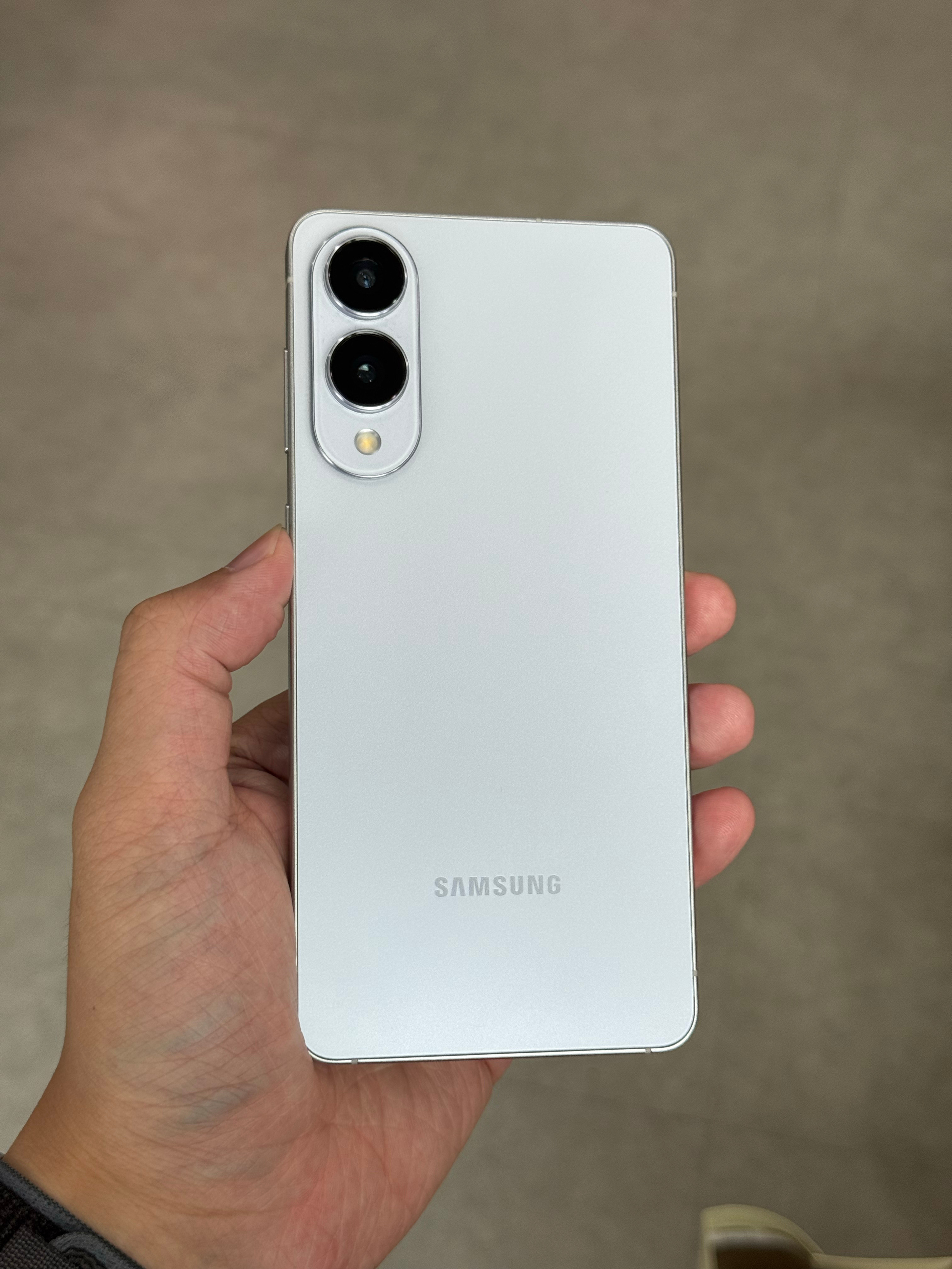 用上了三星S25edge，说实话，在网上吹这玩意很难找到队友，问就是2025年