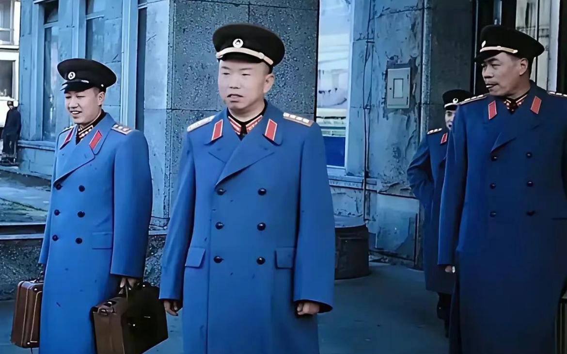 1959年，王树声大将与张宗逊上将同框照。左一拎包而立的年轻上尉是于永波，时年