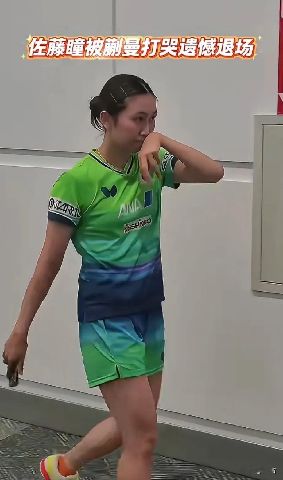 佐藤曈到底还是哭了！结束比赛的佐藤曈退场后，连衣服都不想换了，一个人从运动员