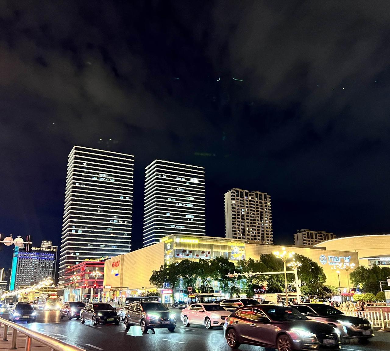老人言鱼放三日臭，客住三天嫌。钓鱼穷三年，玩鸟毁一生。久赌出仇人，久舞出情