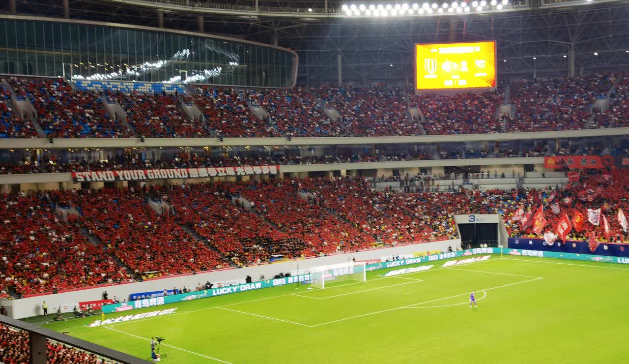 首次遭遇观众嘘自家球迷的状况蓉城主场对阵海港，这是当前冠军争夺中本轮最为关键