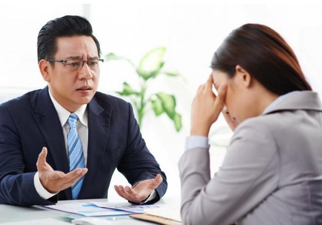 老张当年是单位最能扛事情的领导，手下人捅了娄子，他拍桌子：字是我签，有事冲我来！