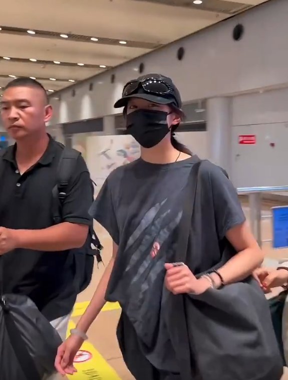 关晓彤晒黑了关晓彤机场路透我看了N遍！素颜状态太好了吧，又瘦又漂亮，盯着镜头