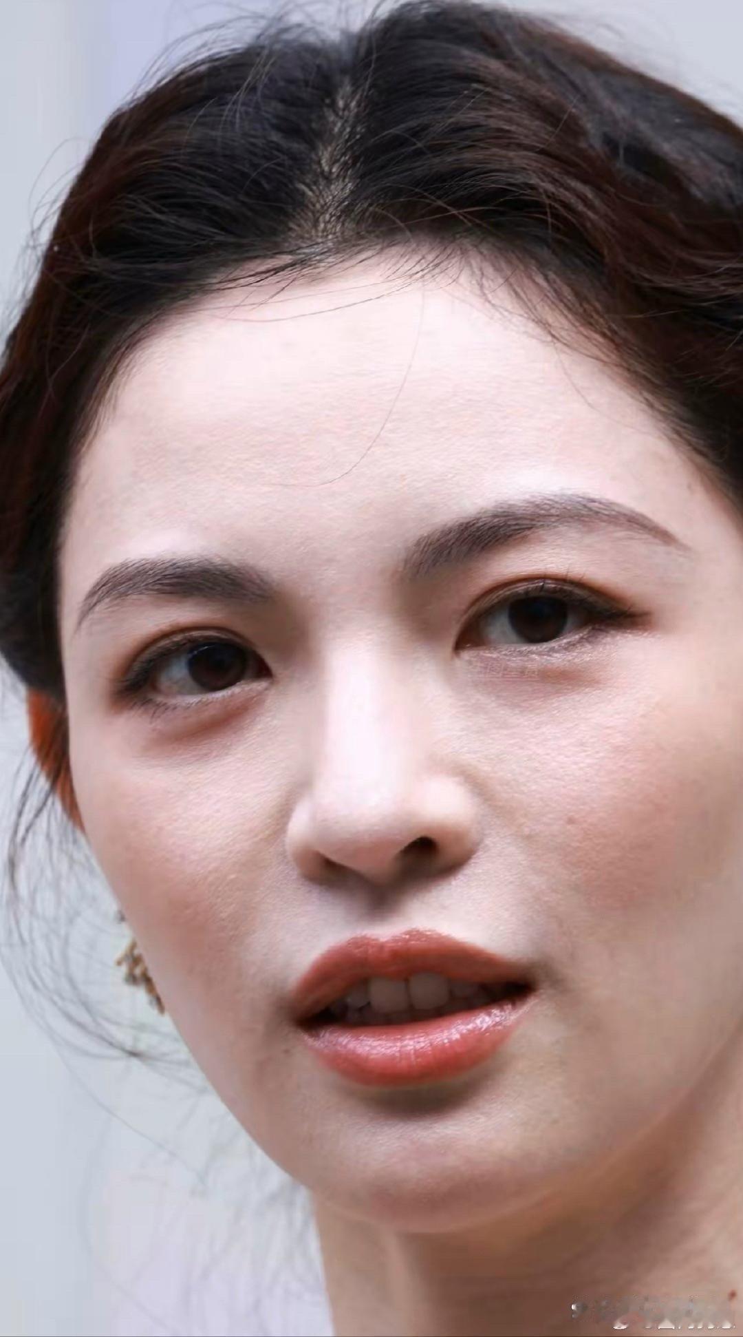 钟楚曦这高清怼脸拍简直是“生图直出”天花板！皮肤细腻光滑零瑕疵，完全扛得住镜头的