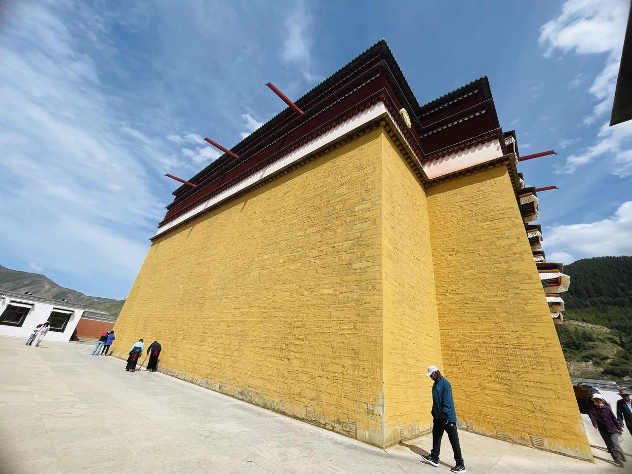 拉卜楞寺位于甘肃夏河，是藏传佛教格鲁派六大寺院之一，被誉为“世界藏学府”。170