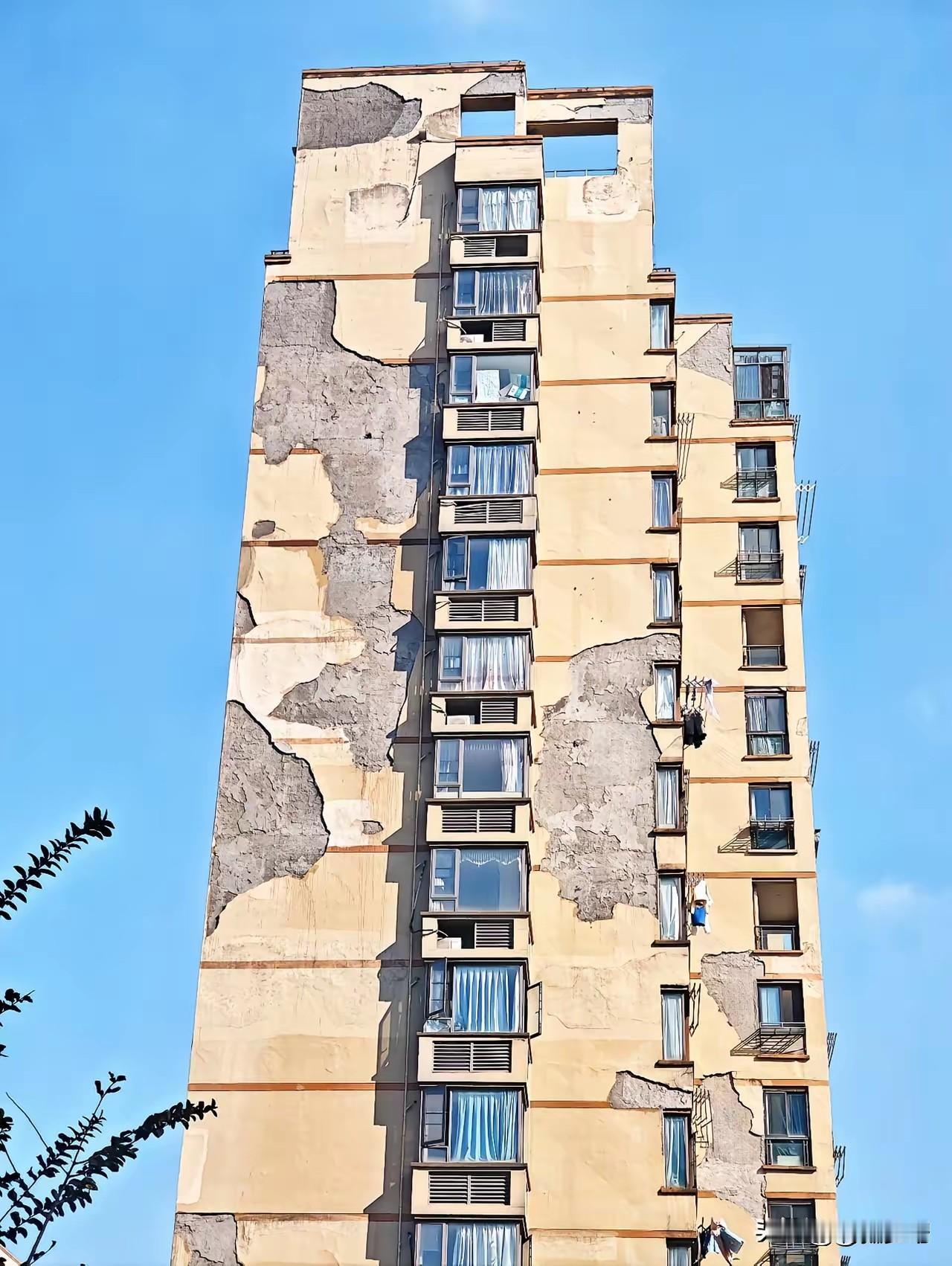 现代人越来越羡慕古代人了。第1代住高层建筑的差不多20+年了，现在这些建筑外墙剥