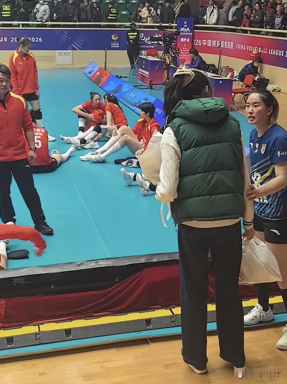 大格局有人情味的李盈莹！昨晚上津苏女排半决赛，在天津人民体育馆进行，妹妹李盈莹又