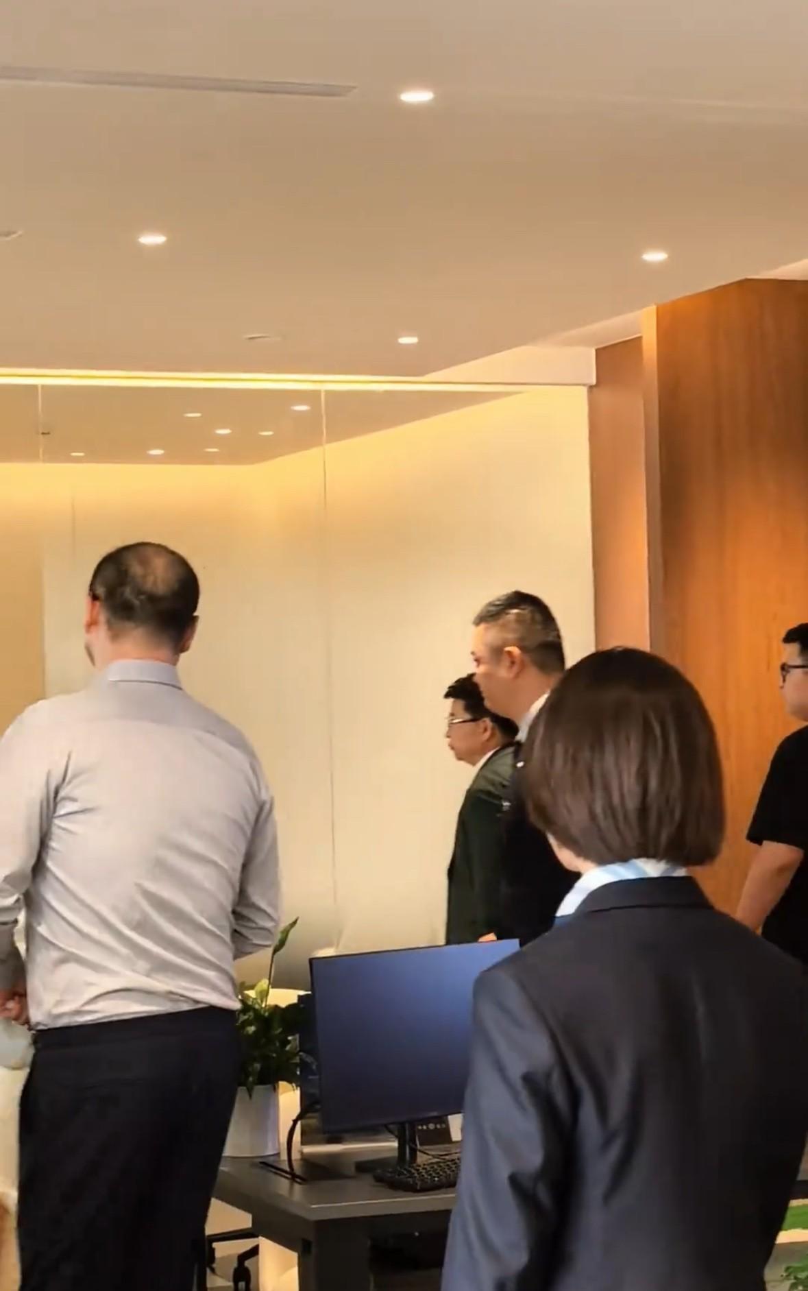 网友在成都鸿蒙智行门店保养车，偶遇现场指导工作的余承东，感觉忙碌于事业的男人最帅