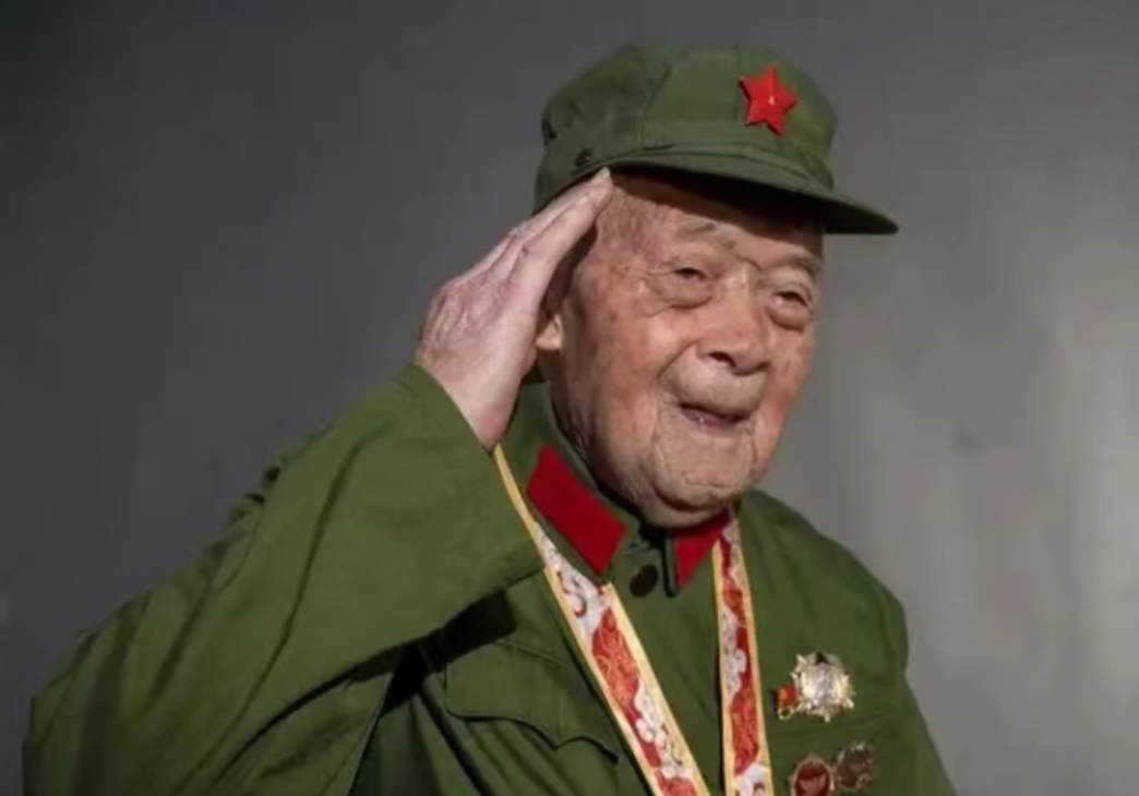 1952年，朝鲜战场之上，蒋诚一人歼敌四百有余，立下赫赫战功。复员归家后，却因