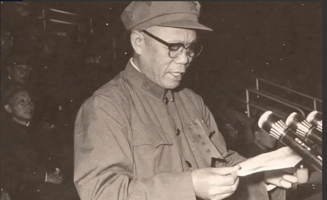 1972年6月，福州军区司令韩先楚上将叫来秘书，嘱咐：“你去汤井巷招待所，宣布一