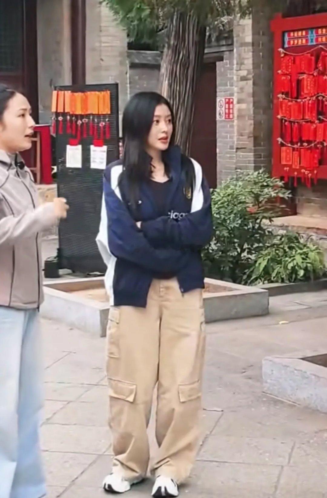 35岁张天爱现身大孤山，长得好漂亮在人群中很显眼，为家人祈福好孝顺。​​​