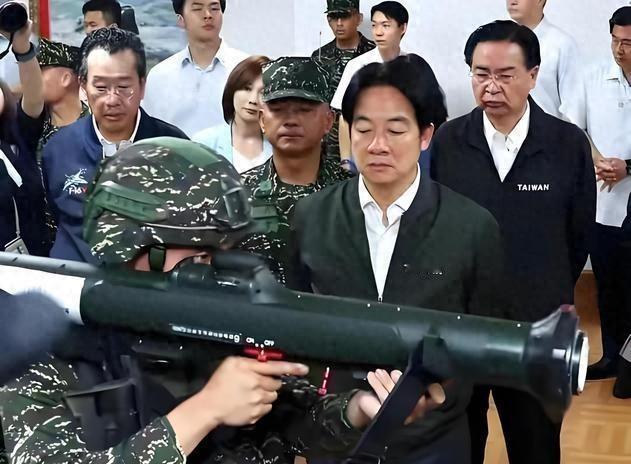 饺子捏紧了，赖清德还想逃？2025年的台海局势，越来越像一只熟透了的饺子，皮