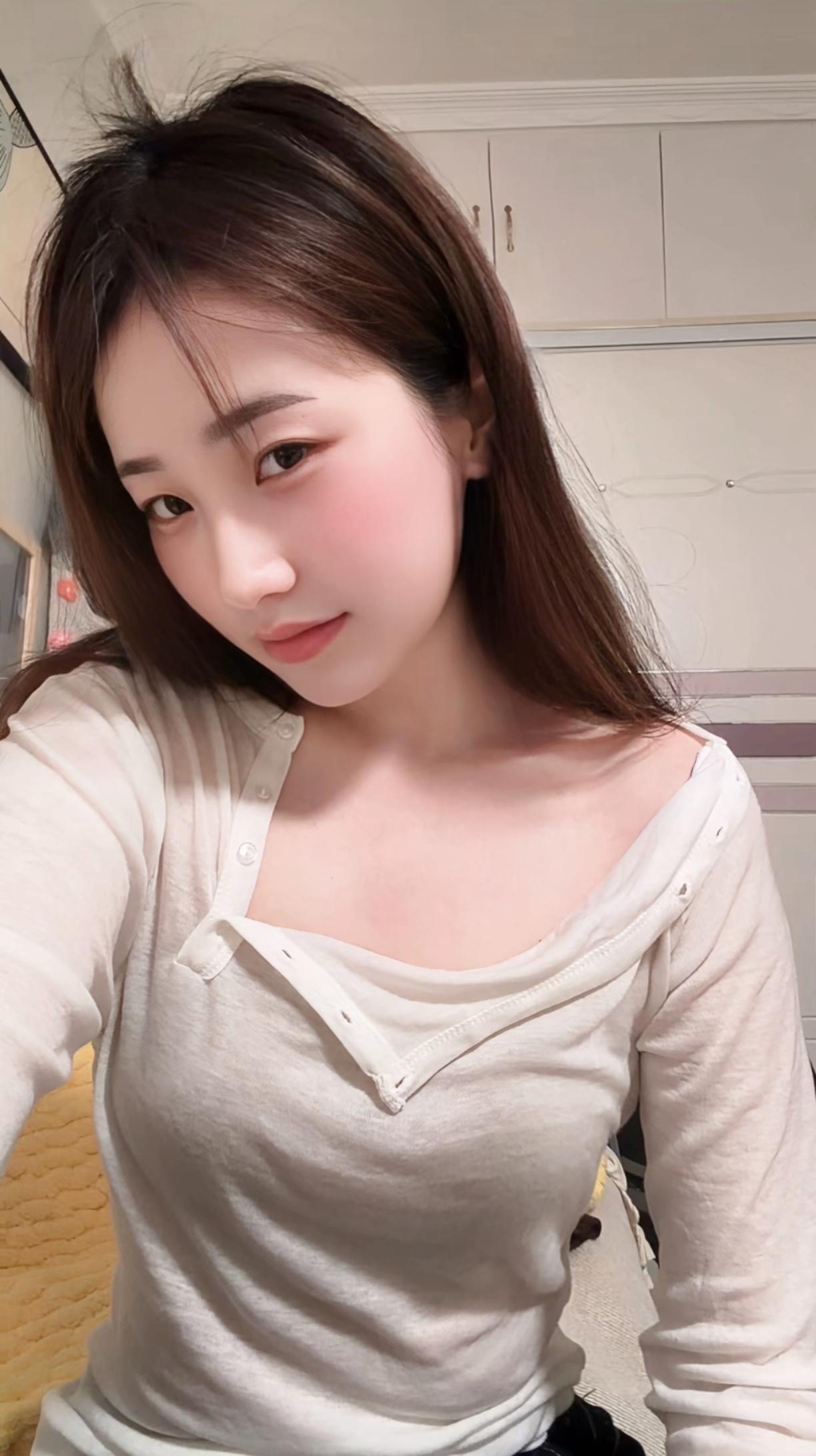 小姑娘脉脉看着你。