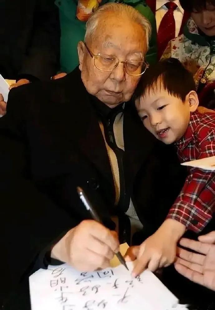 2007年12月毛主席誕辰114周年纪念日的这一天，华国锋给来参加活动的毛主席曾